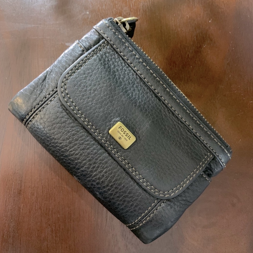 Small Fossil Leather Wallet